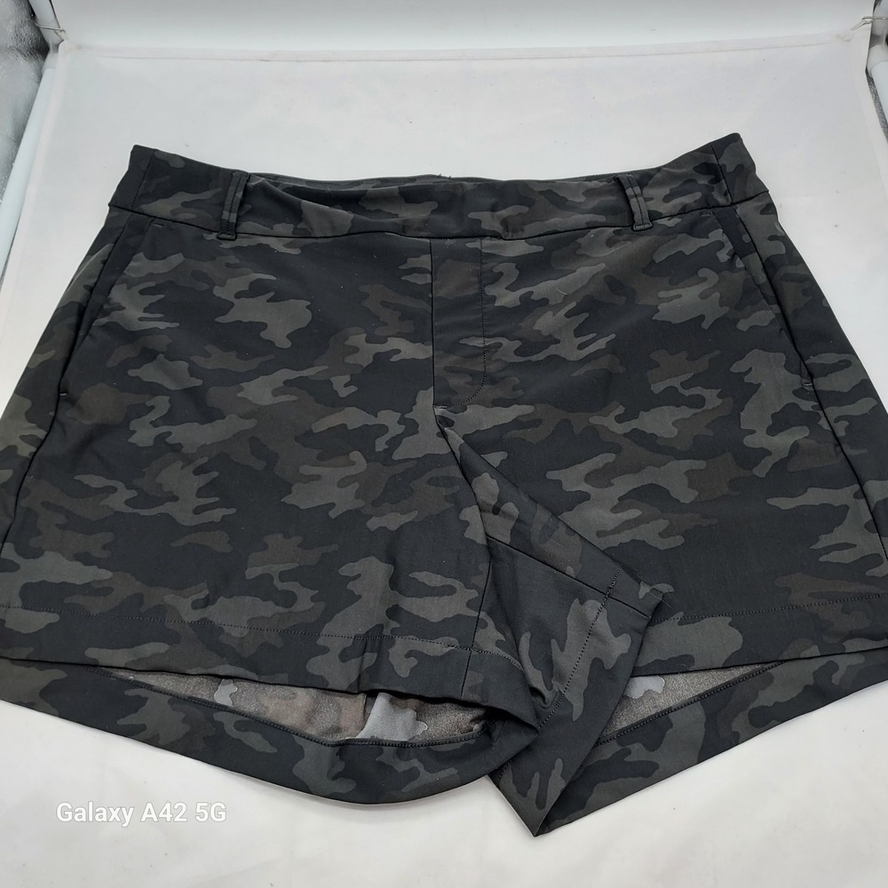 Spanx Stretch Twill Camo Shorts Womens Large Black Grey Camouflage Pull On 4"